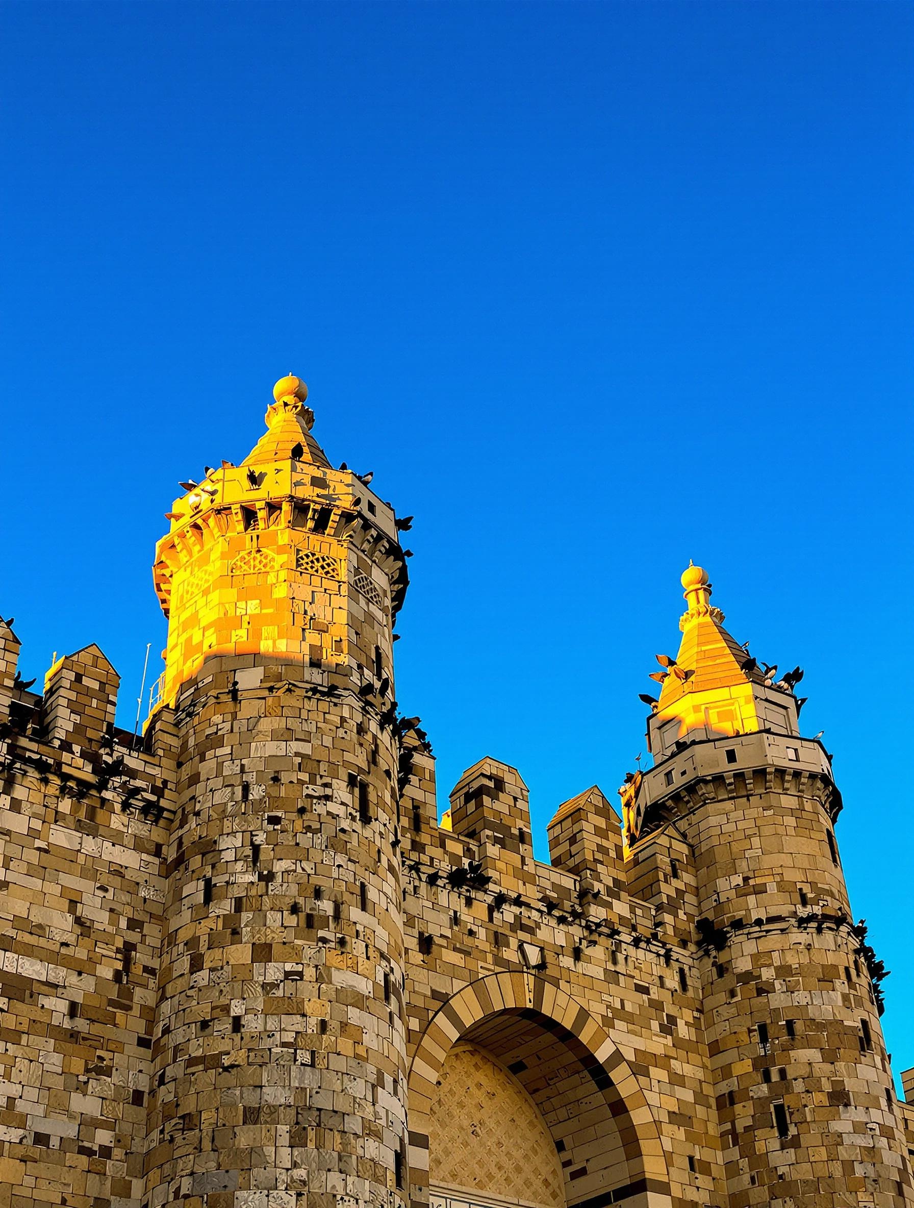 Arco de la Estrella et remparts almohades au coucher du soleil avec cigognes en arrière-plan