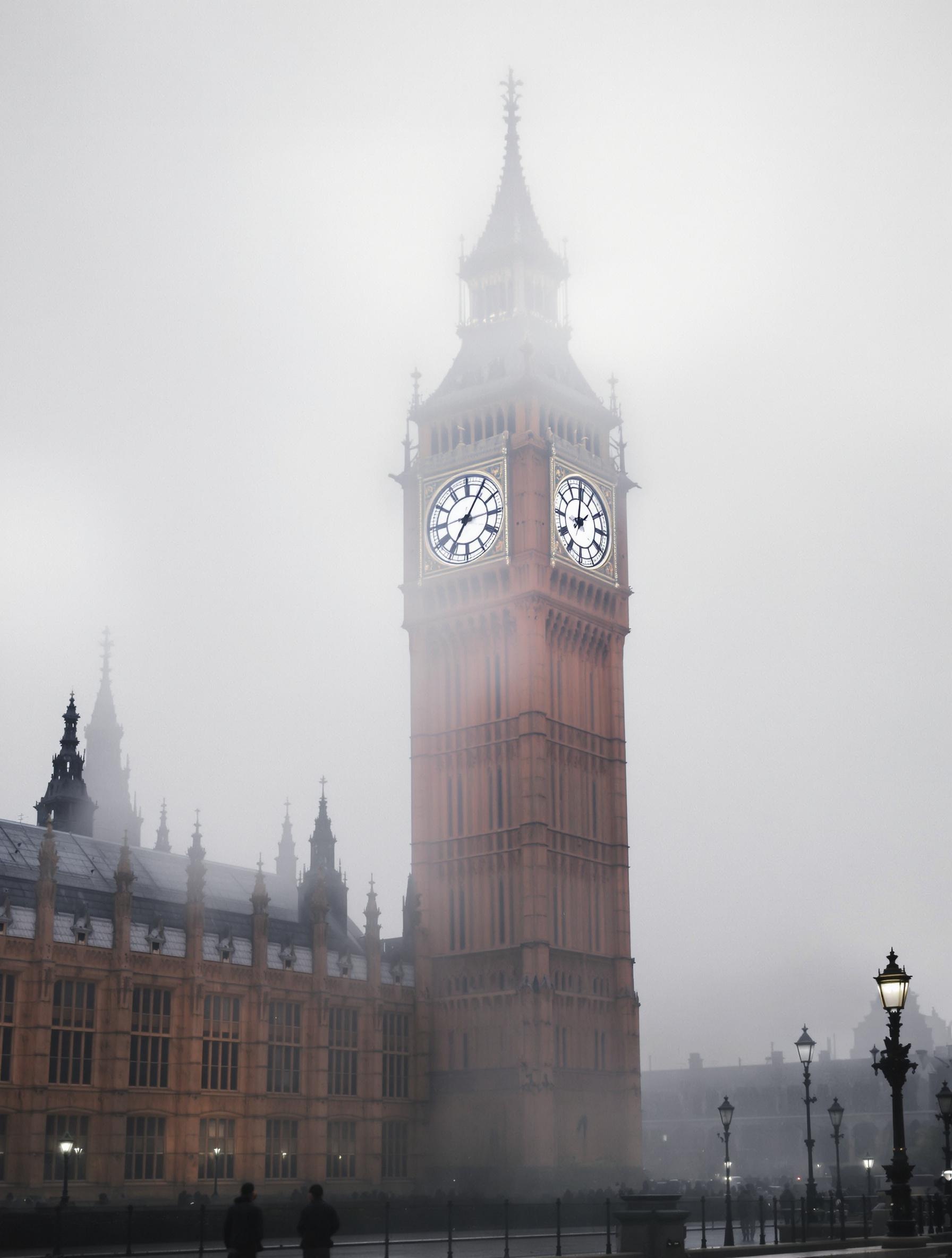 Big Ben émergeant de la brume, foule éparse devant