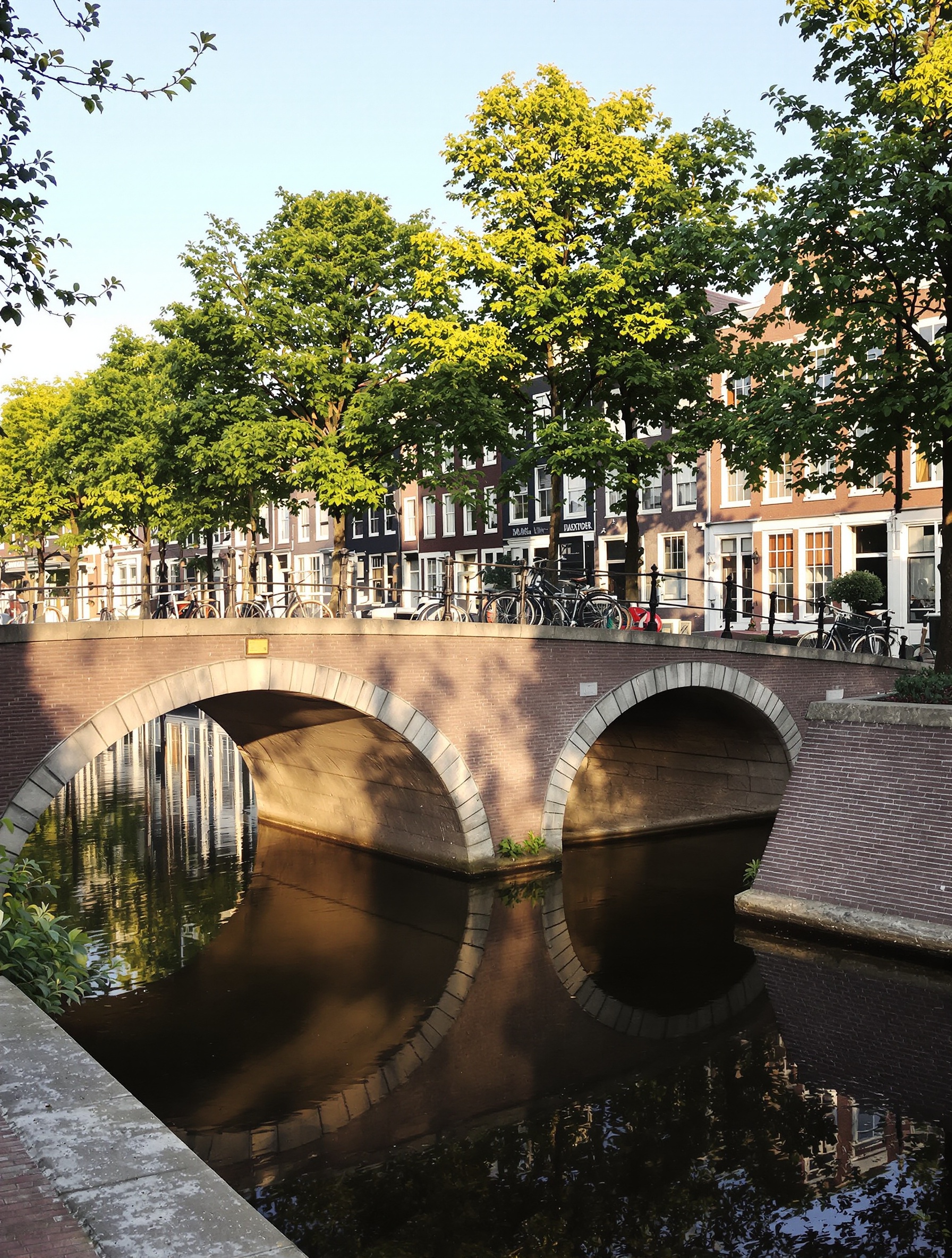 Canal paisible du quartier du Jordaan à Amsterdam au petit matin