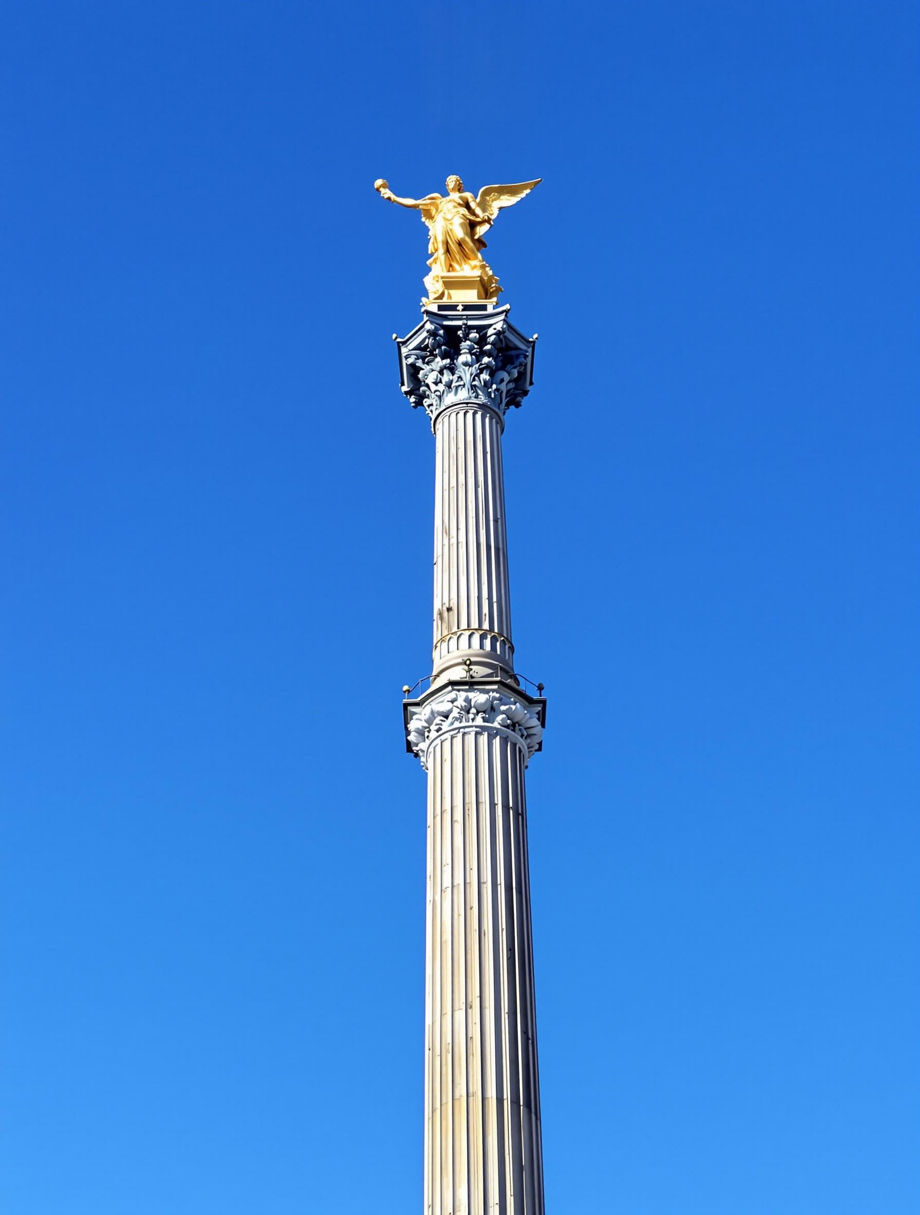 Colonne de Juillet, statue du Génie de la Liberté dorée sur fond bleu, Place de la Bastille