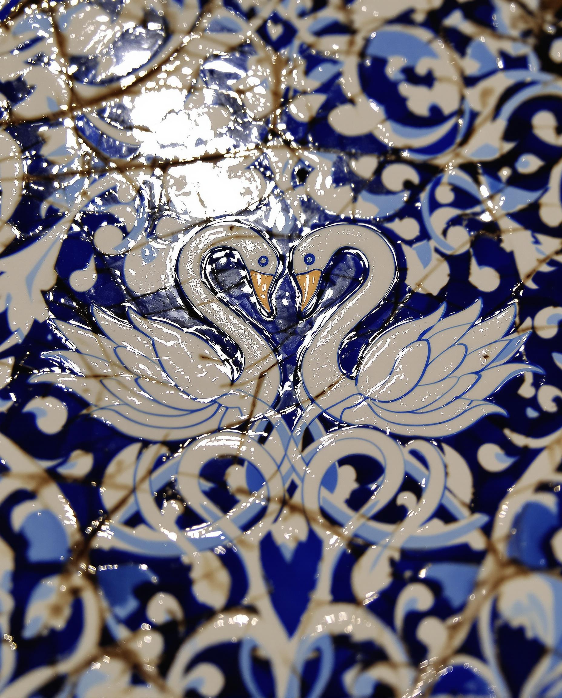 Faïence d'Iznik avec motifs de tulipes et cygnes dans la Mosquée Bleue à Istanbul