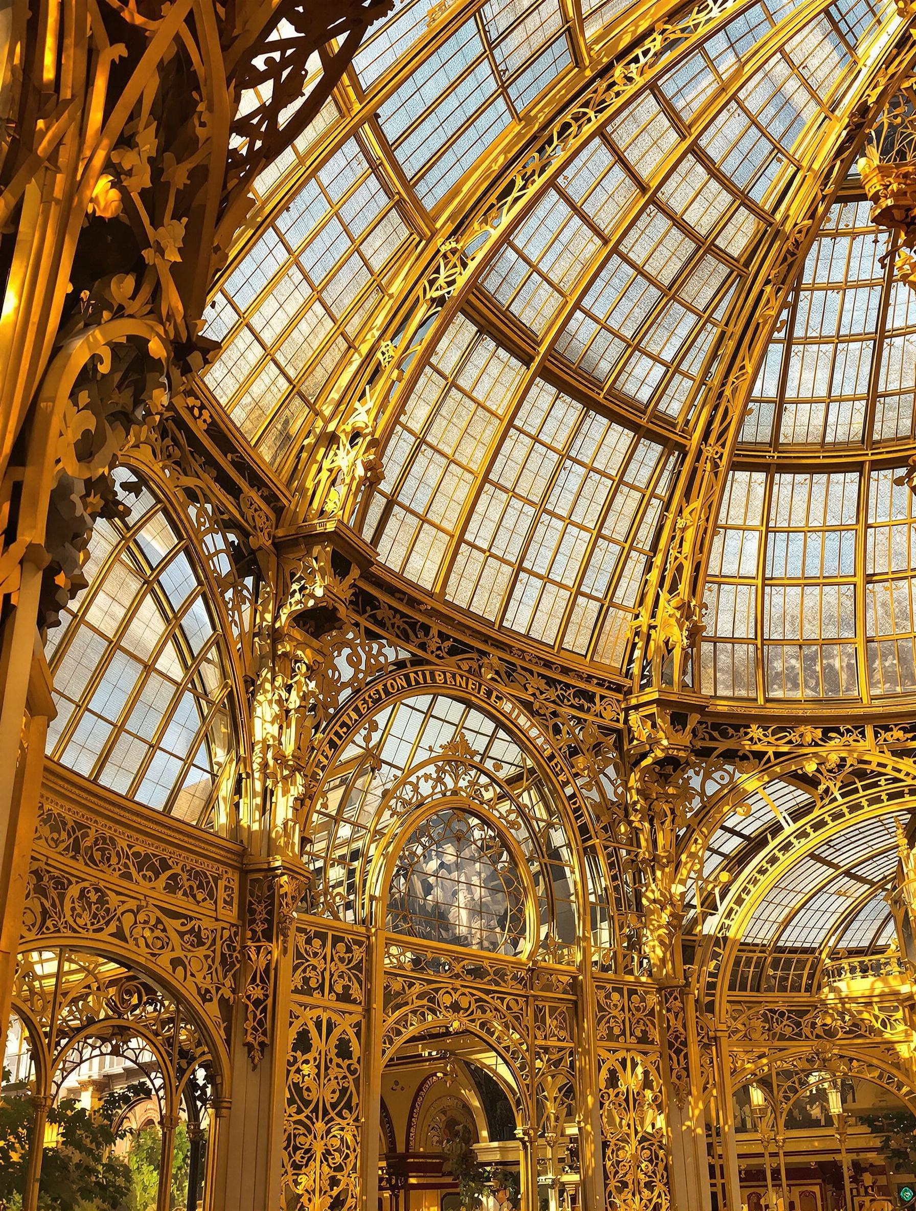 Verrière dorée du Petit Palais capturant la lumière sur le jardin intérieur