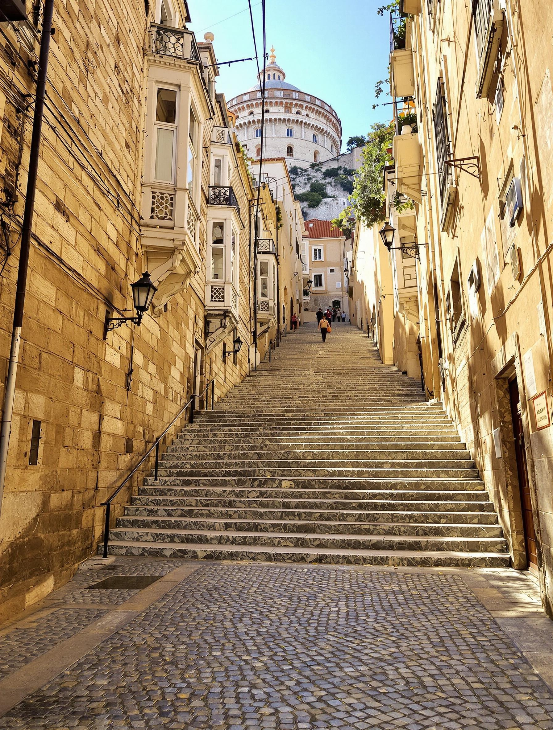 Escalier pavé montant vers Castel Sant'Elmo depuis Morghen