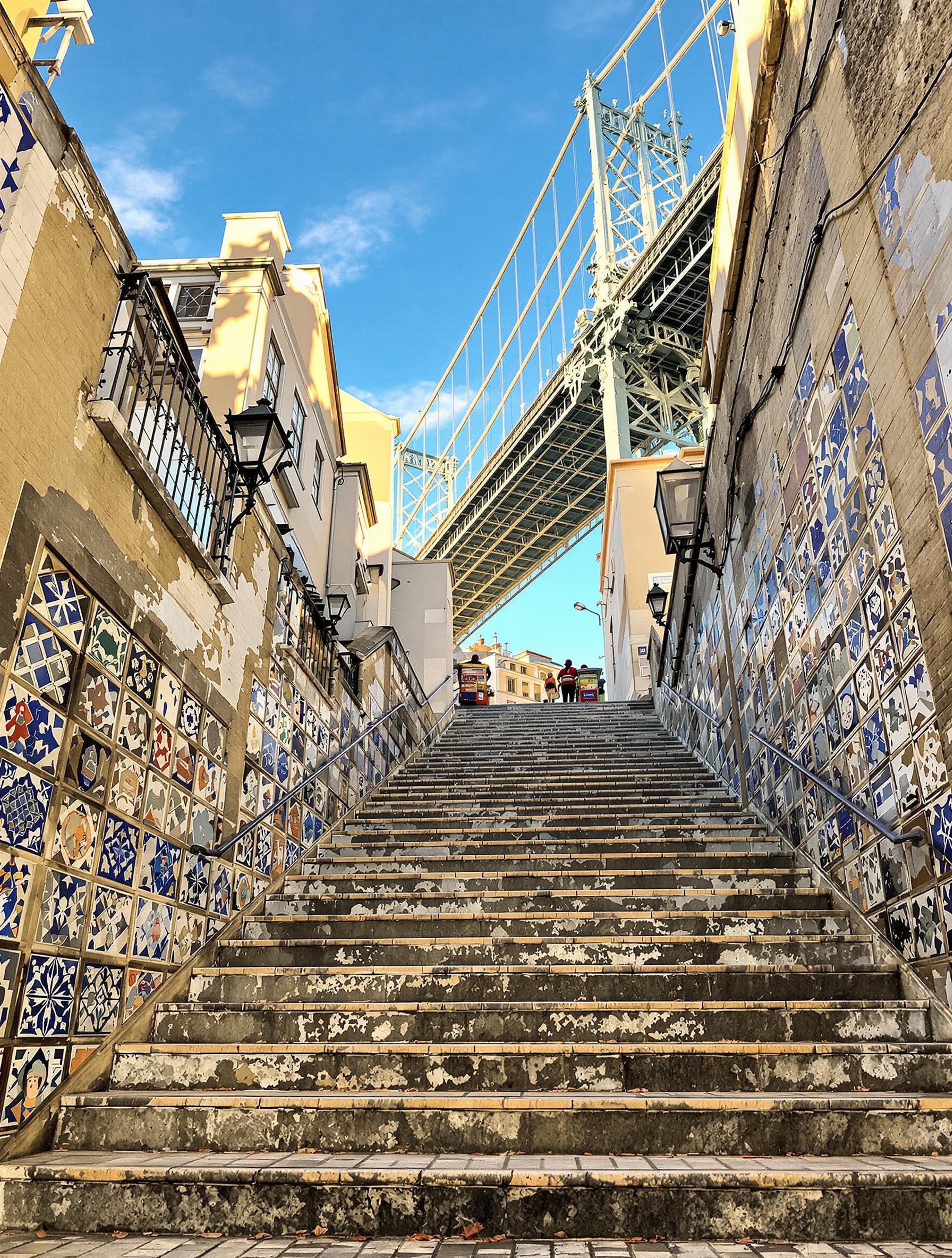 Escaliers azulejos Jardim do Morro vendeurs ginginha vue pont Luis Porto.