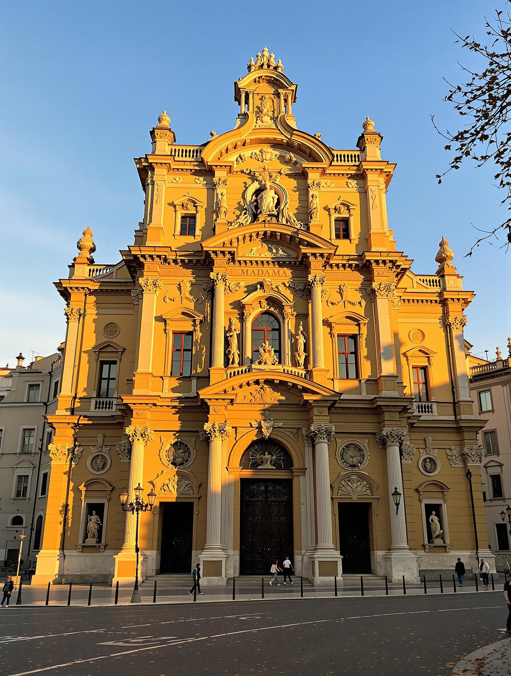 Façade baroque du Palazzo Madama sous lumière dorée