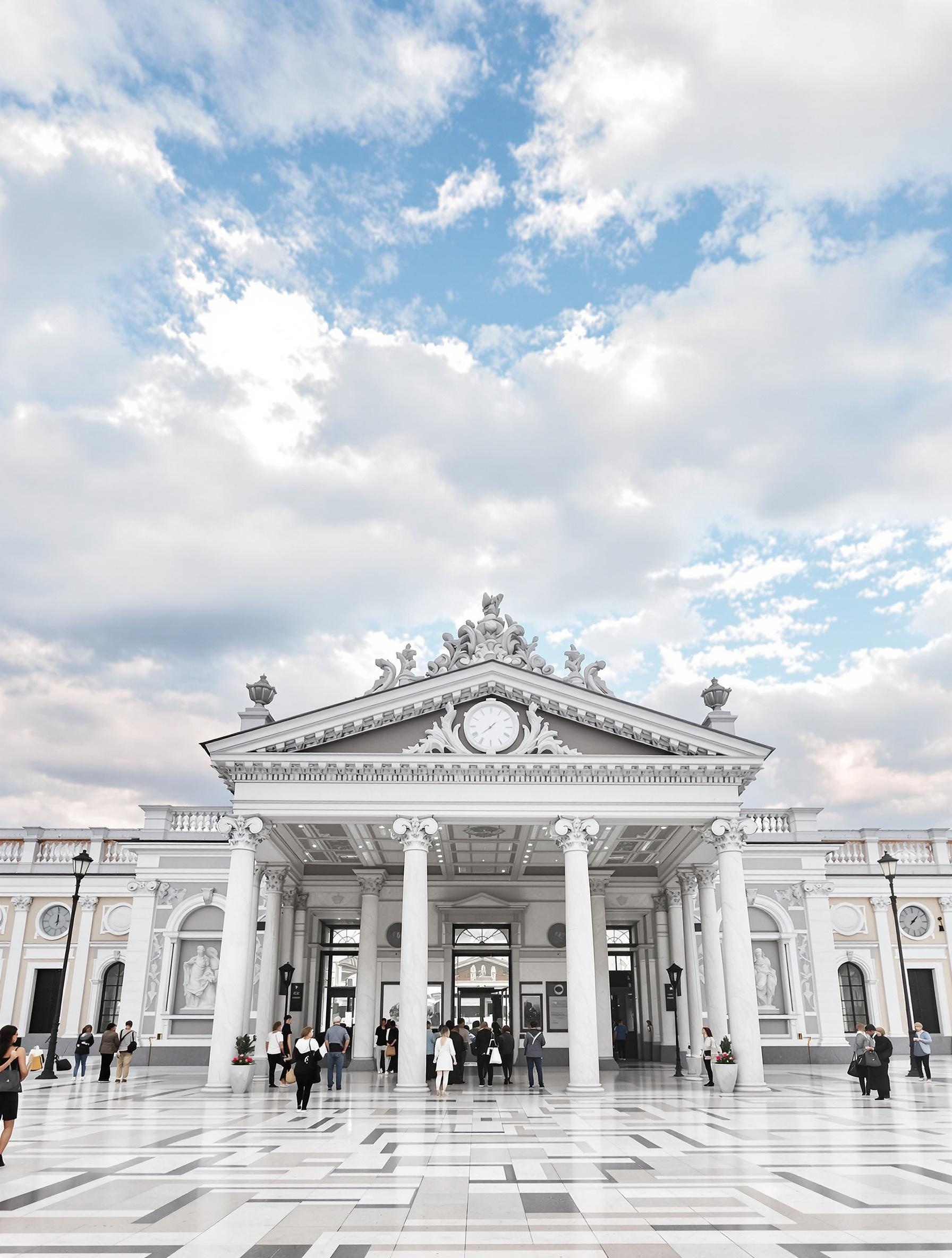 Guichet du Palais du Belvédère sous un ciel nuageux