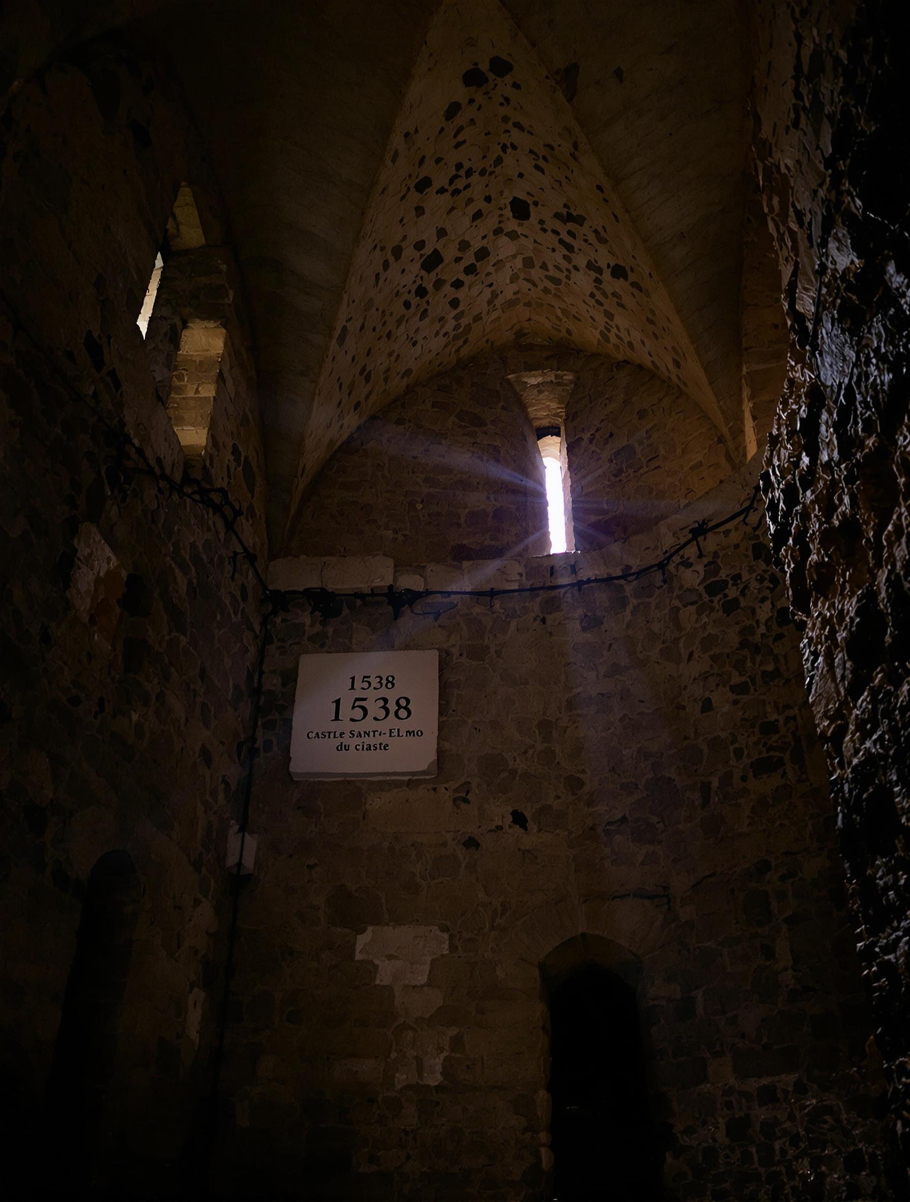 Intérieur voûté du Castel Sant'Elmo avec inscription 1538