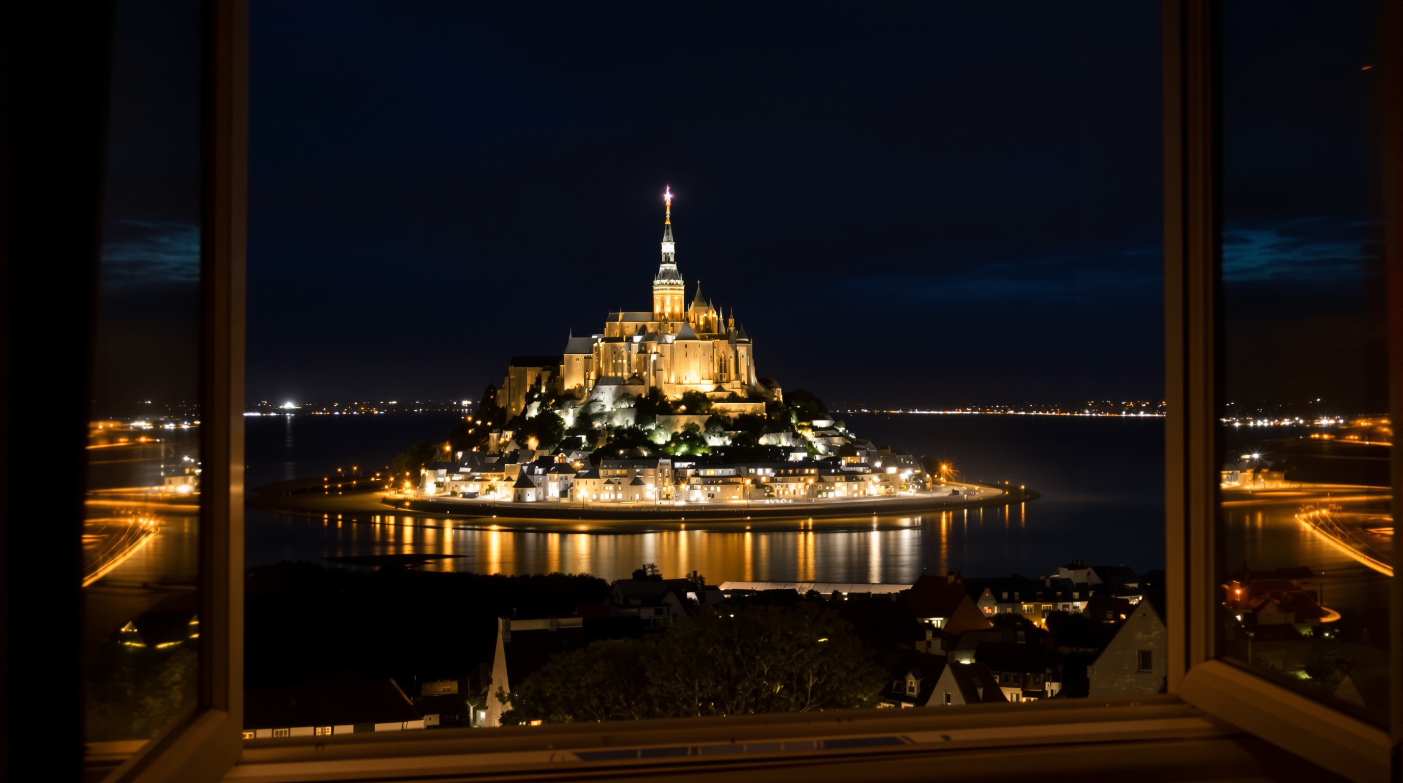 Vue du Mont Saint-Michel illuminé depuis une chambre d'hôtel de La Caserne