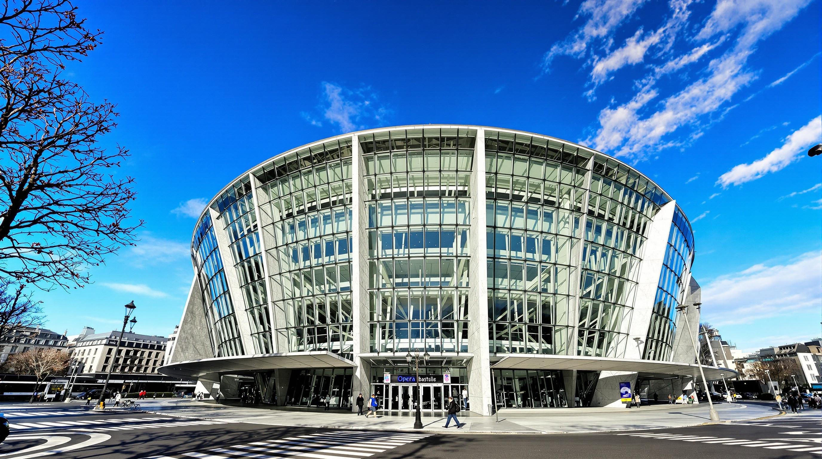 Façade contemporaine de l’Opéra Bastille au matin, effet soucoupe volante urbaine