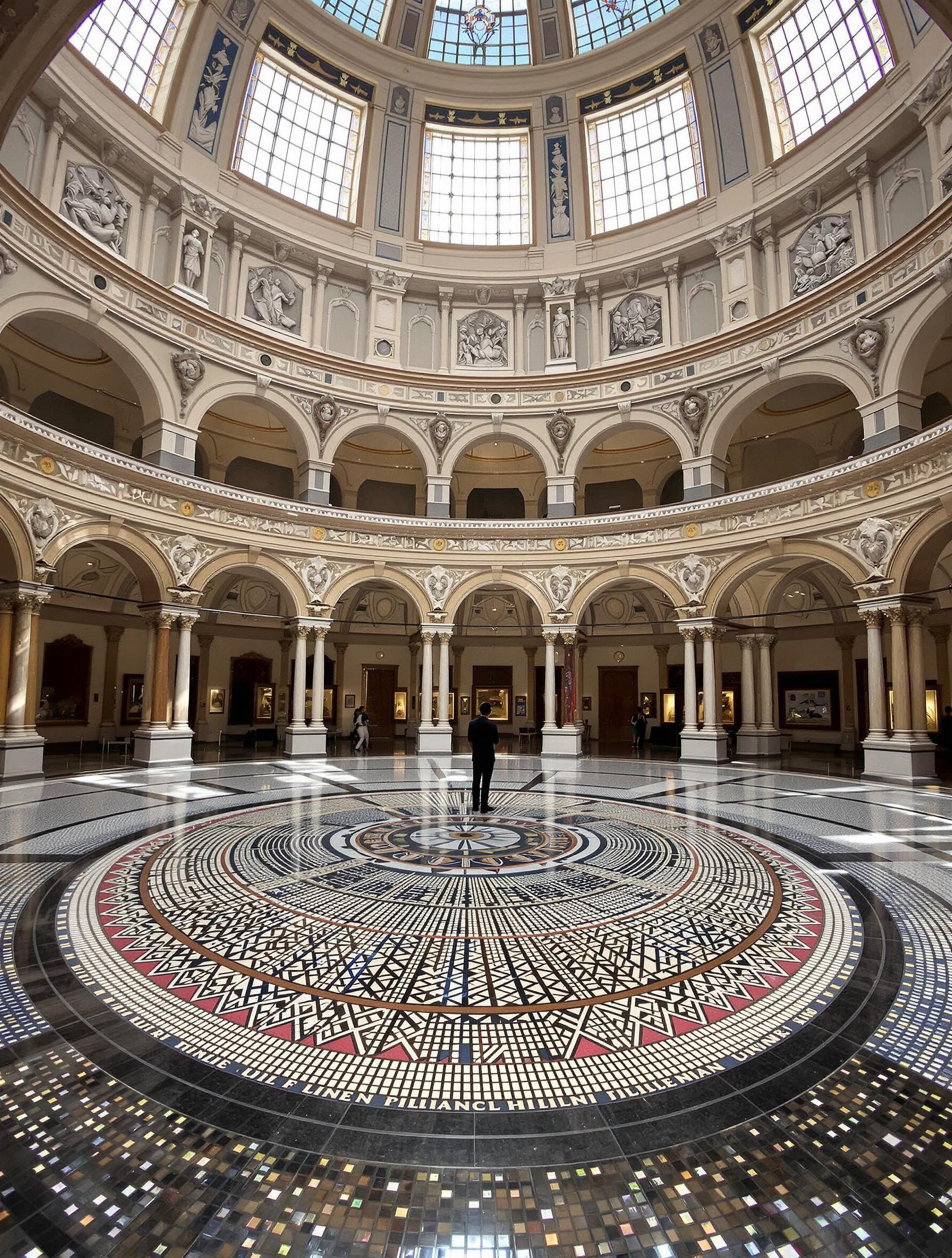 Perspective insolite sur l'hémicycle du Petit Palais avec pavage en mosaïque et arcades sculptées