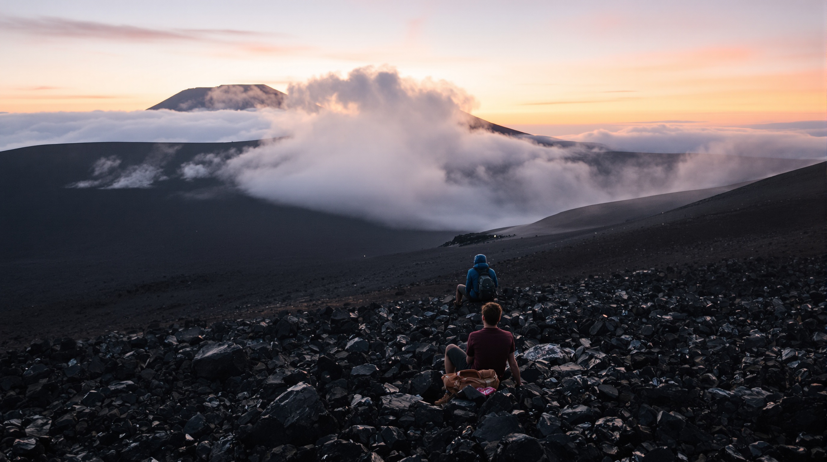 Randonneur solitaire Etna silence crépuscule fumerolles