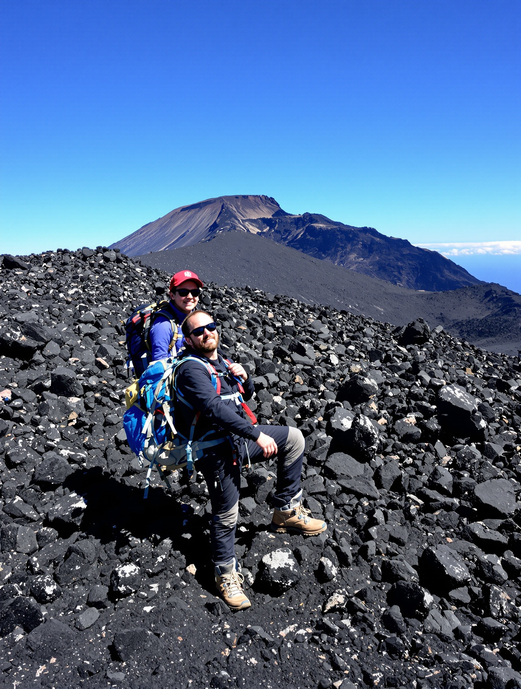 Randonneur équipé Etna contraste volcan ciel bleu