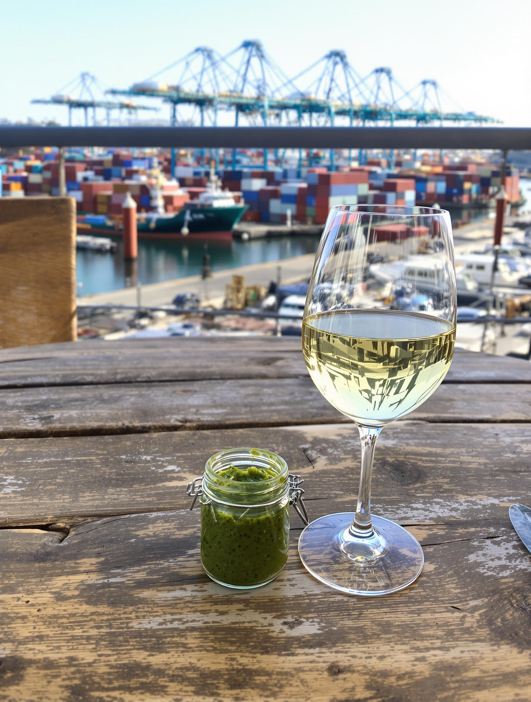 Terrasse bistrot paumé Gênes pesto vin blanc port industriel.