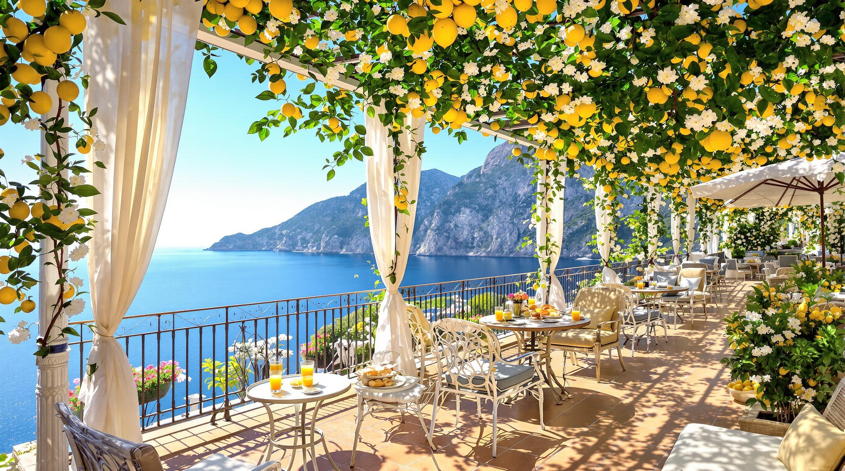 Terrasse ombragée d’un hôtel de charme à Capri avec vue sur le mont Tiberio.