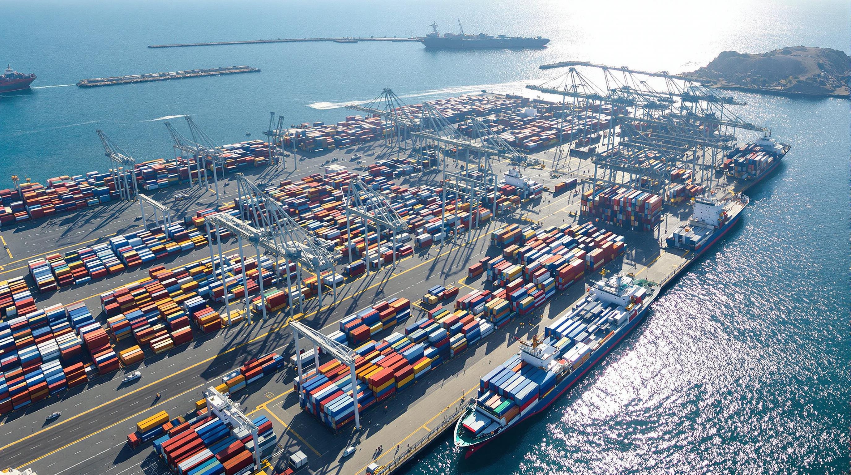 Vue aérienne d’un terminal à conteneurs du Port de Gênes en plein chargement.