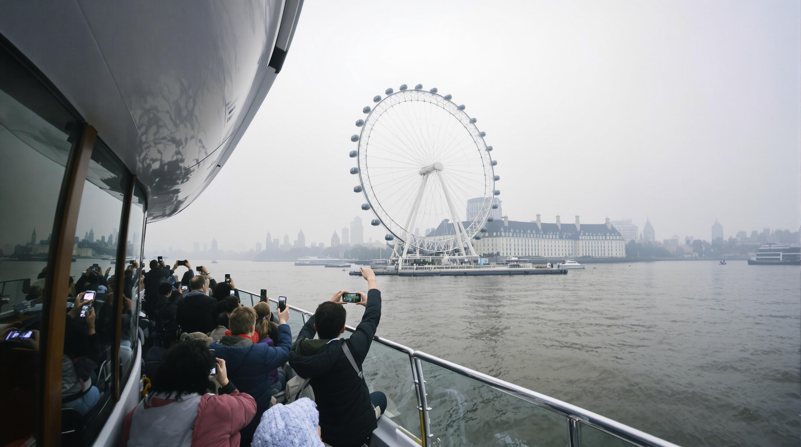 Vue panoramique depuis un Uber Boat sur la Tamise, London Eye visible sous la brume, quelques passagers prenant des photos avec leurs téléphones.